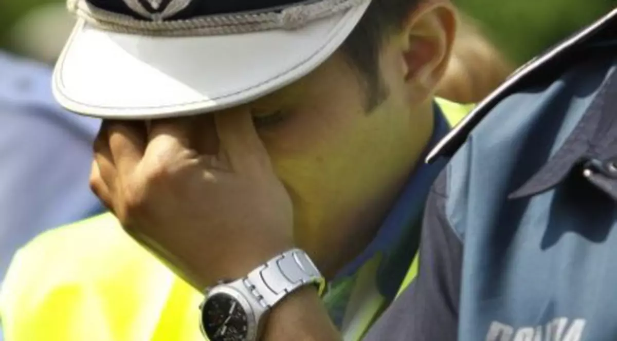 Un poliţist din Vaslui a fost lovit după ce a prins trei minori care furau lucernă de pe un câmp