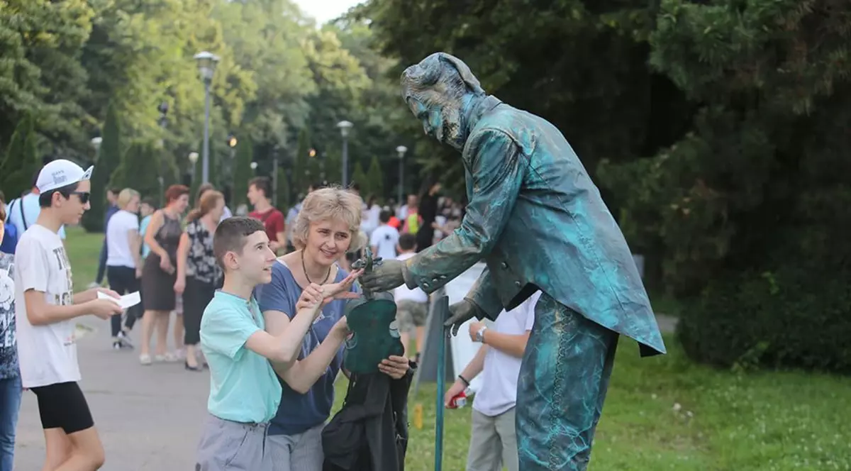 FOTO| Festivalul Statuilor Vivante încântă trecătorii prin Herăstrău