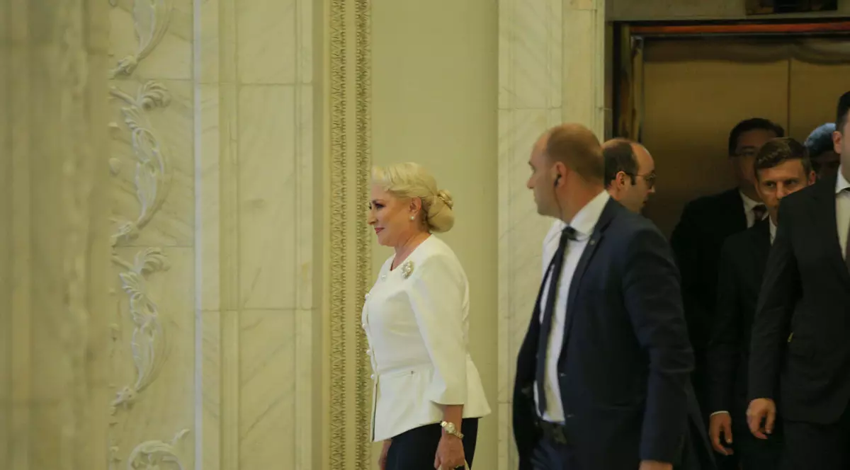 Viorica Dăncilă duce negocieri în Parlament, cu trădătorii din PSD: "Ce funcţii să le ofer? Sancţiunea va veni din partea populaţiei!"
