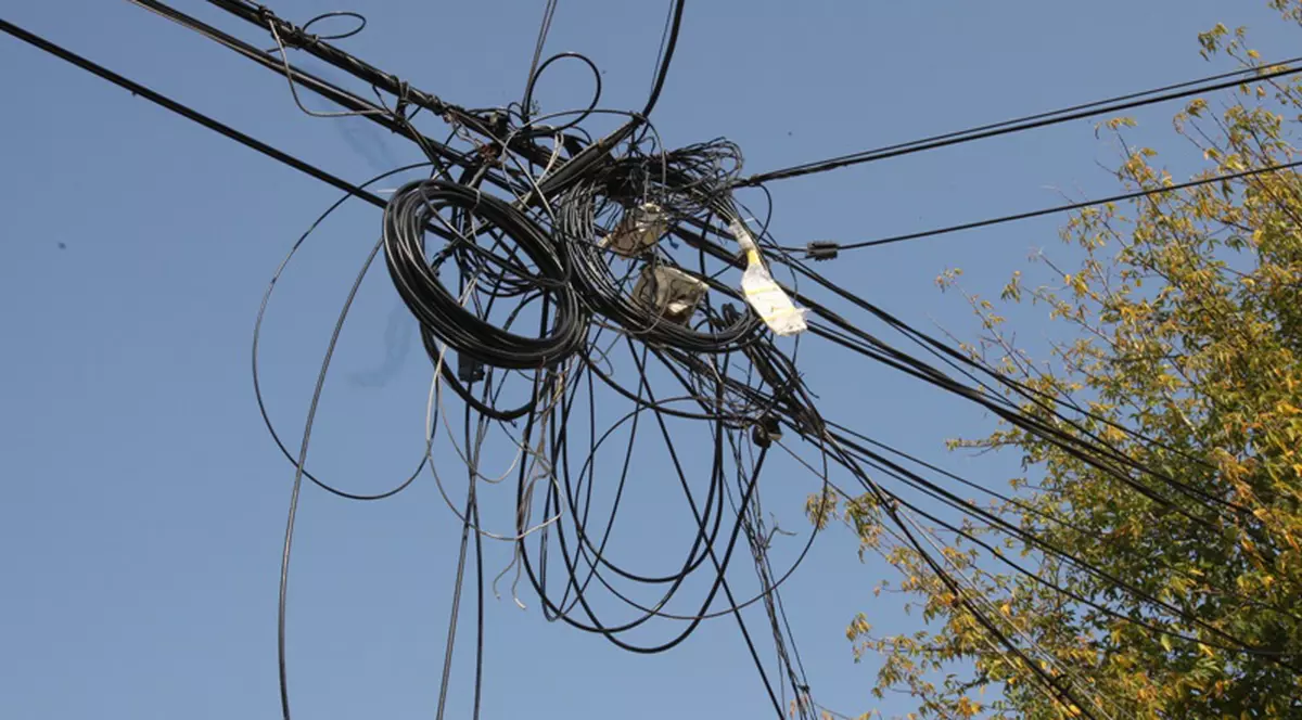 Un bărbat din Teleorman a murit în timp ce încerca să schimbe un bec la un stâlp de iluminat public