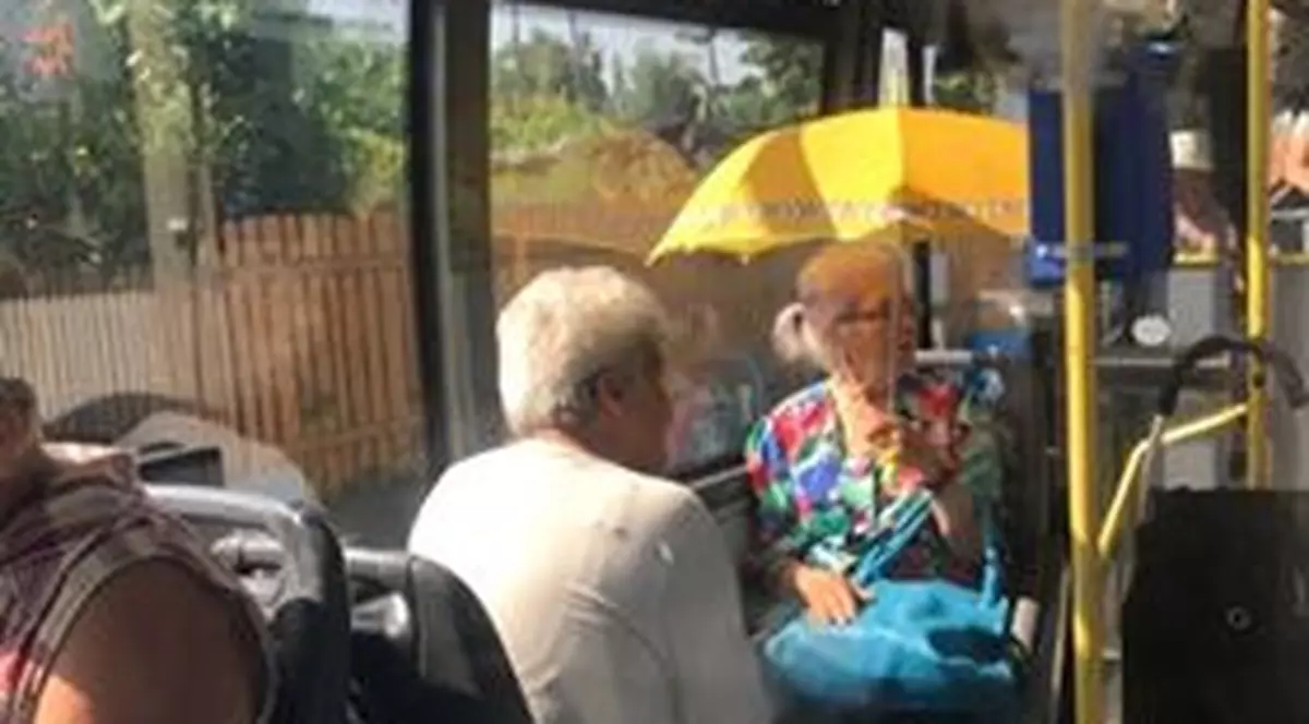 Cu umbrela în autobuz! În ce oraș din România au fost surprinse aceste imagini