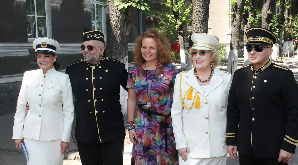 Corina Chiriac, Daniel Iordăchioaie, Ileana Șipoteanu și Marcel Pavel au dat milităria jos din pod! Cum arată cântăreții în uniforme