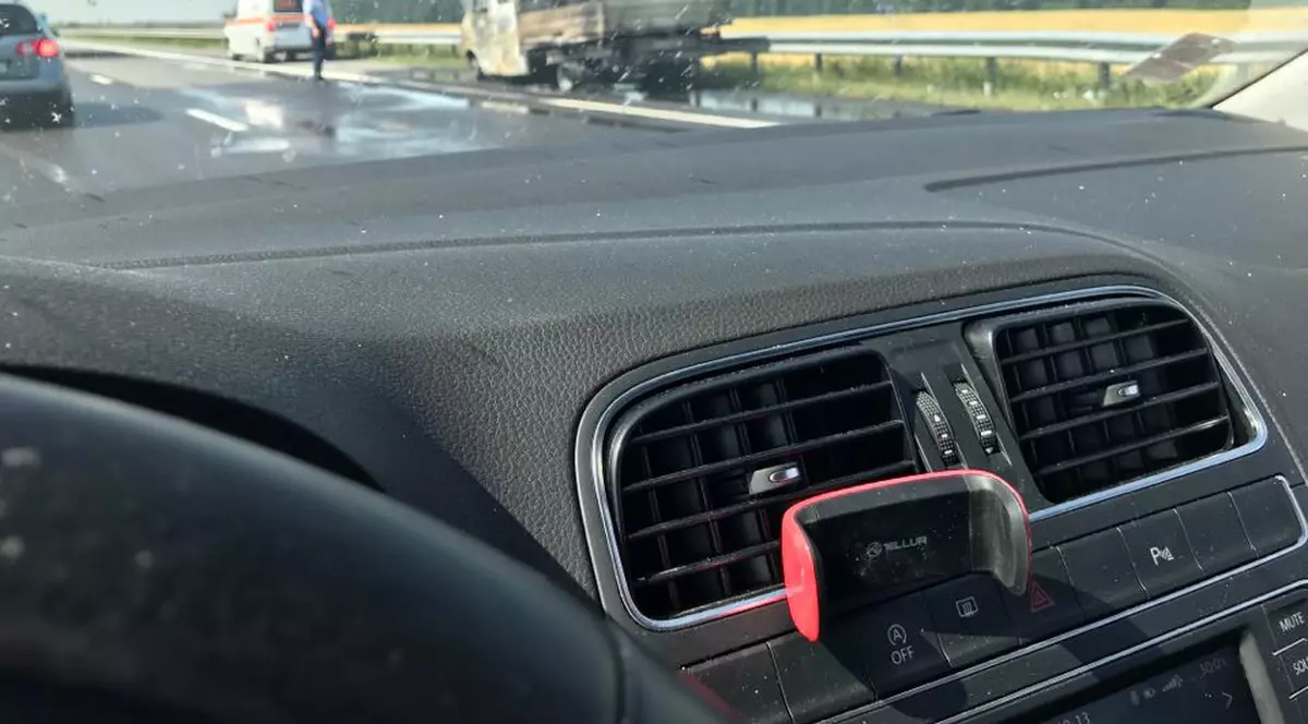 O camionetă a luat foc pe A3. Circulația a fost oprită aproape 40 de minute. S-a format o coadă de câțiva kilometri