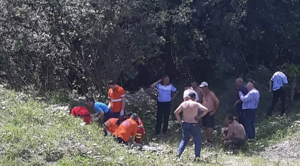 Un tânăr a murit înecat într-un baraj din Vâlcea. Fratele său a asistat la tragedie