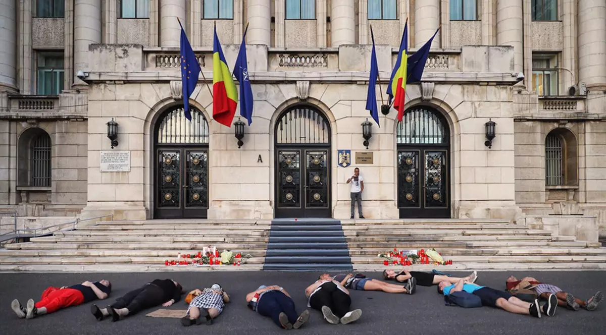 Flori și candele în fața Ministerului de Interne pentru fetele răpite și ucise la Caracal