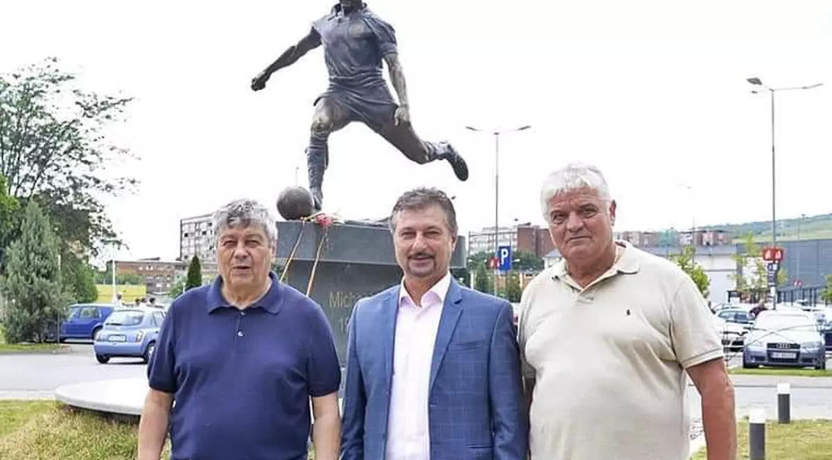 Mircea Lucescu, primarul Dan Bobuțanu și Ioan Andone (de la stânga), în fața statuii lui Mișa Klein