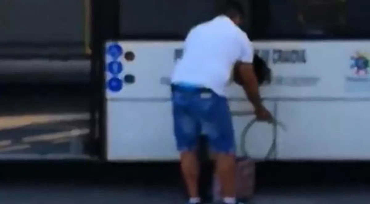 Un șofer de autobuz din Craiova a fost surprins în timp ce fura motorină! Hoțul a fost identificat
