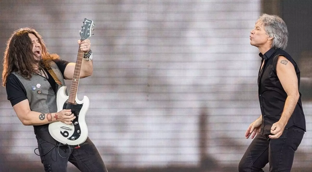 În noaptea de dinaintea concertului din Piața Constituției, faimosul Phil X, chitaristul lui Bon Jovi, a uimit clienții unui club bucureștean