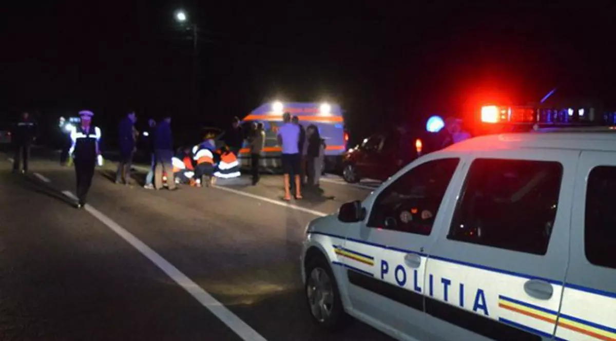 Accident în Arad. O persoană a murit şi două sunt rănite grav, după ce o motocicletă şi o bicicletă s-au ciocnit