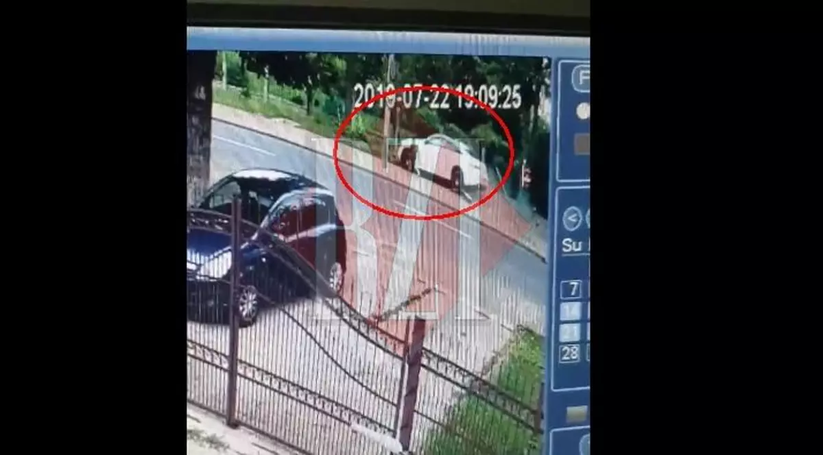 Un șofer beat s-a înfipt cu bolidul într-un stâlp. Un copil a scăpat miraculos cu viață
