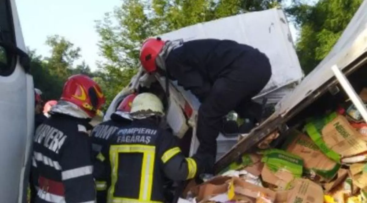 Șoferul unei autoutilitare a murit după ce a fost lovit de un TIR, pe DN1