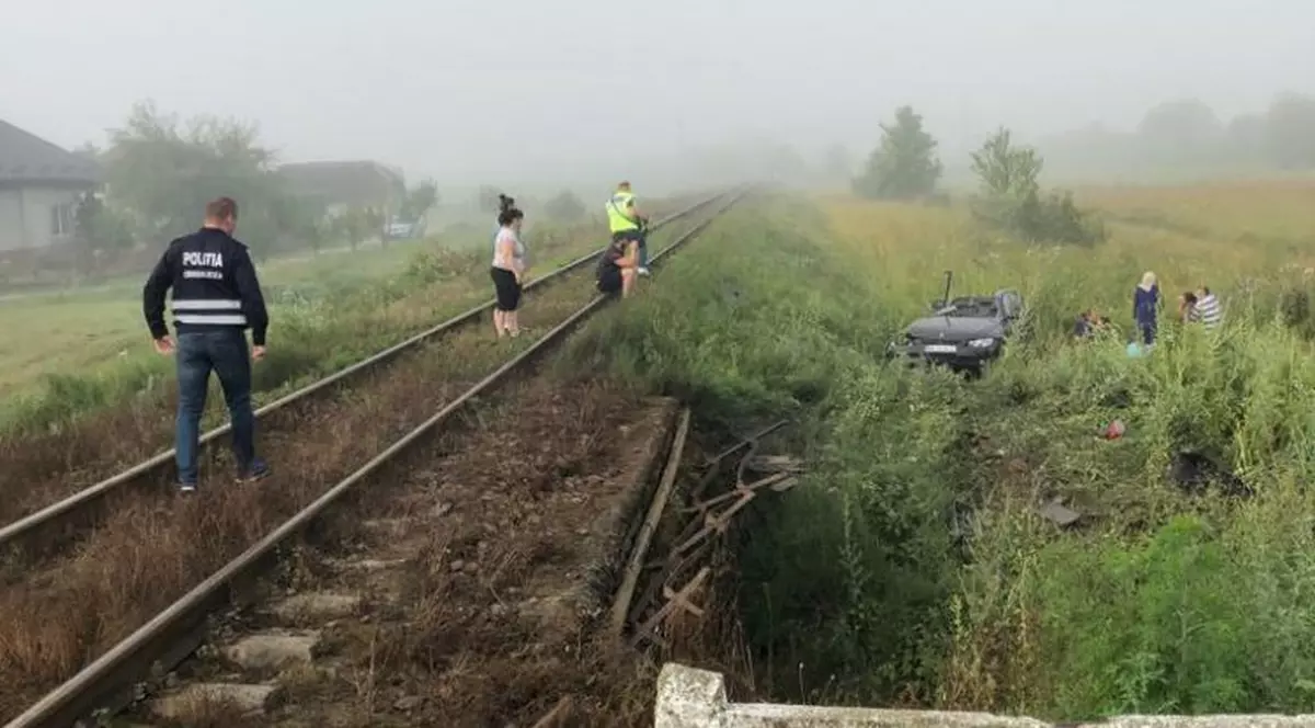 Un tânăr de 20 de ani a murit după ce mașina lui a fost lovită de tren