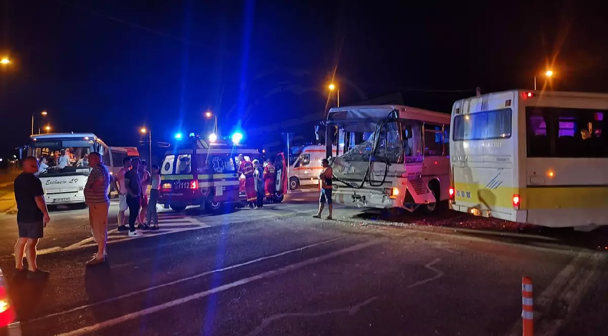 Două autobuze din Satu Mare s-au lovit în plin. Mai multe persoane au fost rănite