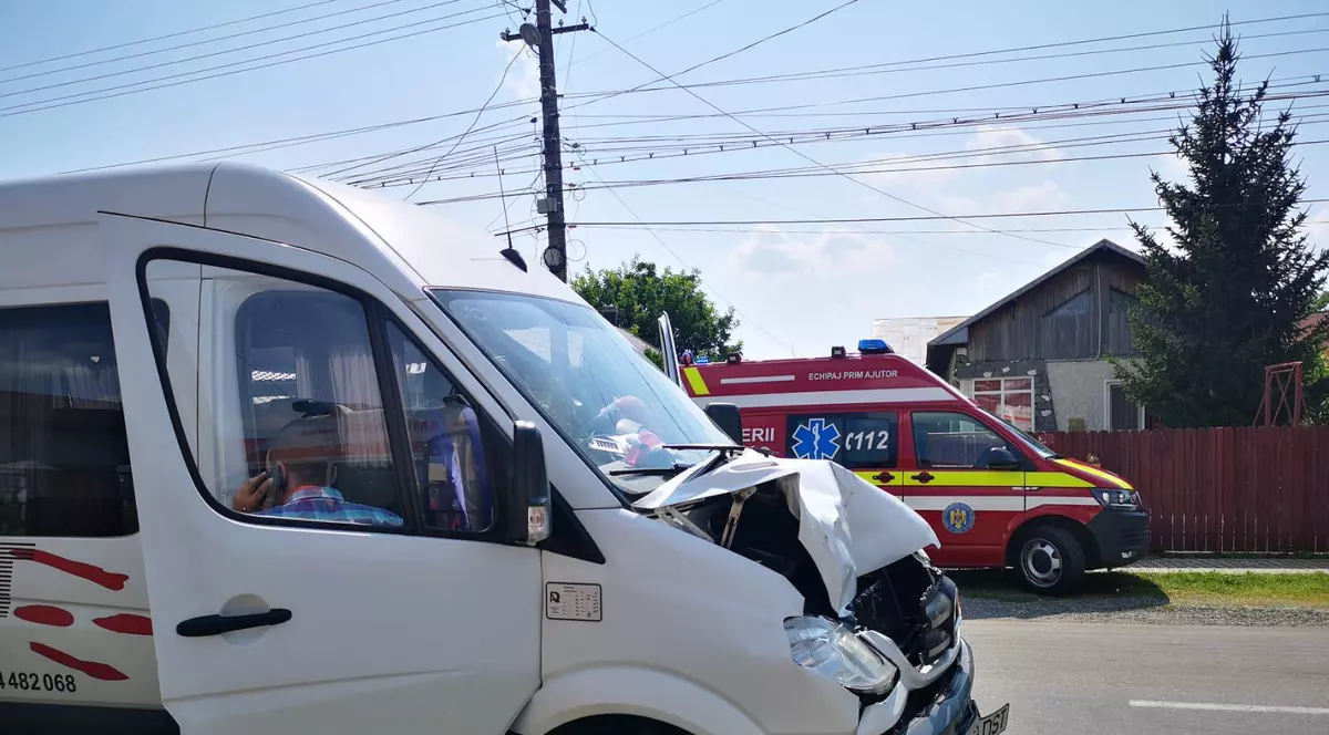 Un microbuz a intrat într-un TIR în Prahova