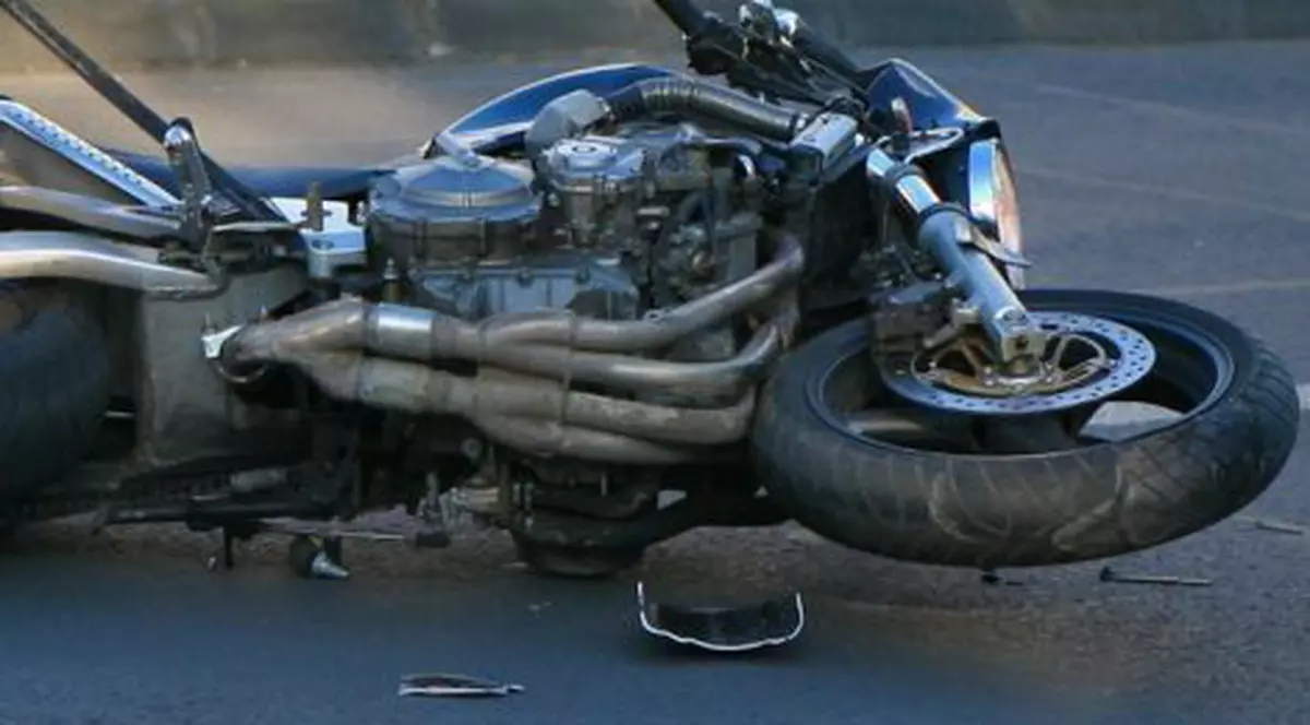 Un motociclist maghiar e în stară gravă după ce a fost spulberat de o autoutilitară în Neamț