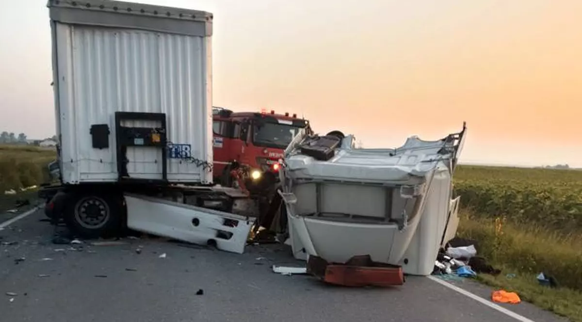 Doi oameni au murit în Mehedinți. Un TIR s-a izbit de un tractor
