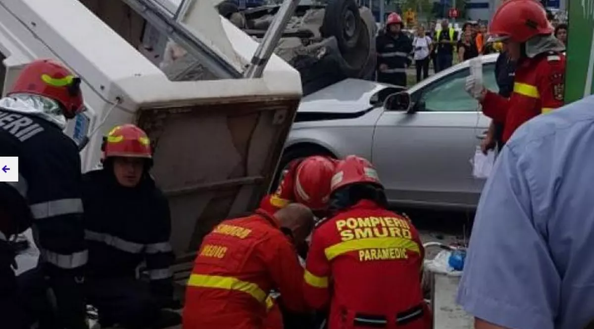 Accident grav în Capitală. Un bărbat a fost rănit, după ce două mașini s-au ciocnit puternic în parcarea unui mall