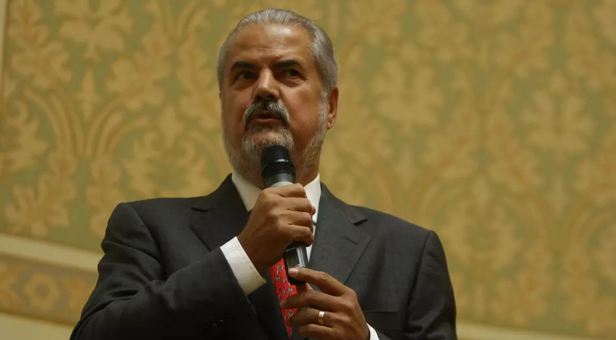 Adrian Năstase: ”Iohannis reprezintă Revoluția, iar jandarmii permit ca Voican-Voiculescu să fie atacat; asta pare a fi 'România normală'”