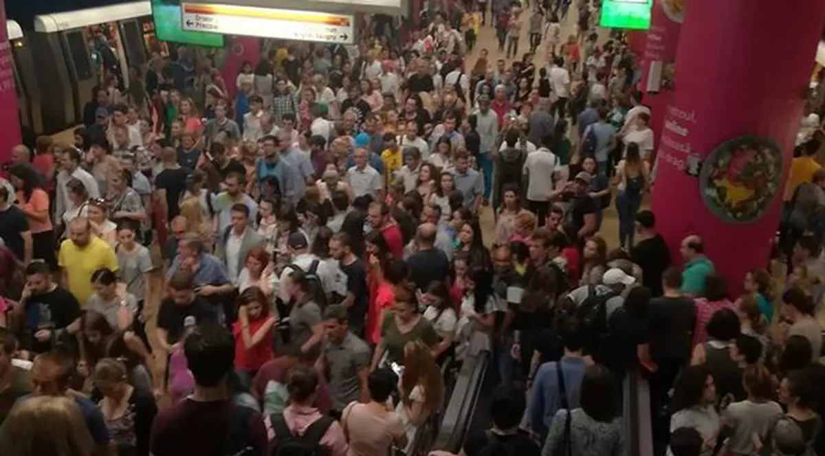 UPDATE | Circulația pe Magistralele 1 și 3 a fost reluată.  În această dimineață, un bărbat s-a sinucis în stația de metrou Izvor