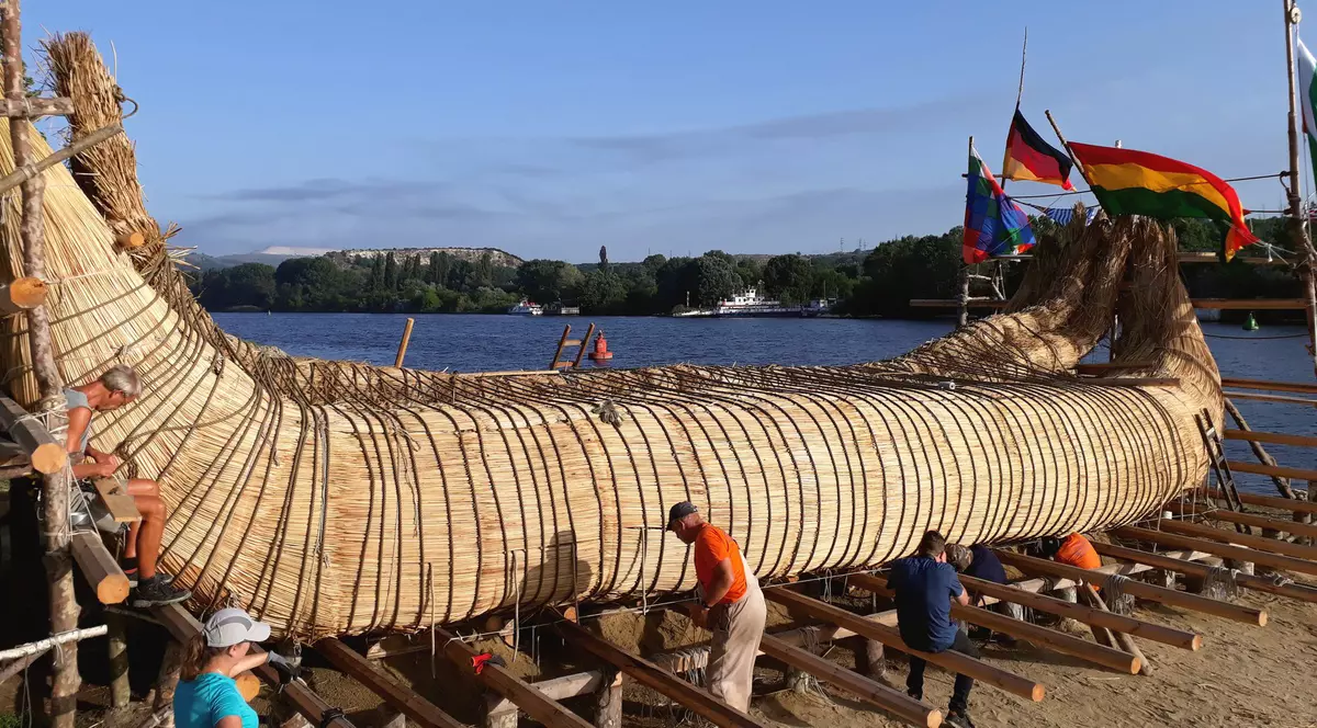 Un grup de exploratori construiesc o ambarcațiune din trestie și vor să navigheze cu ea până în Egipt
