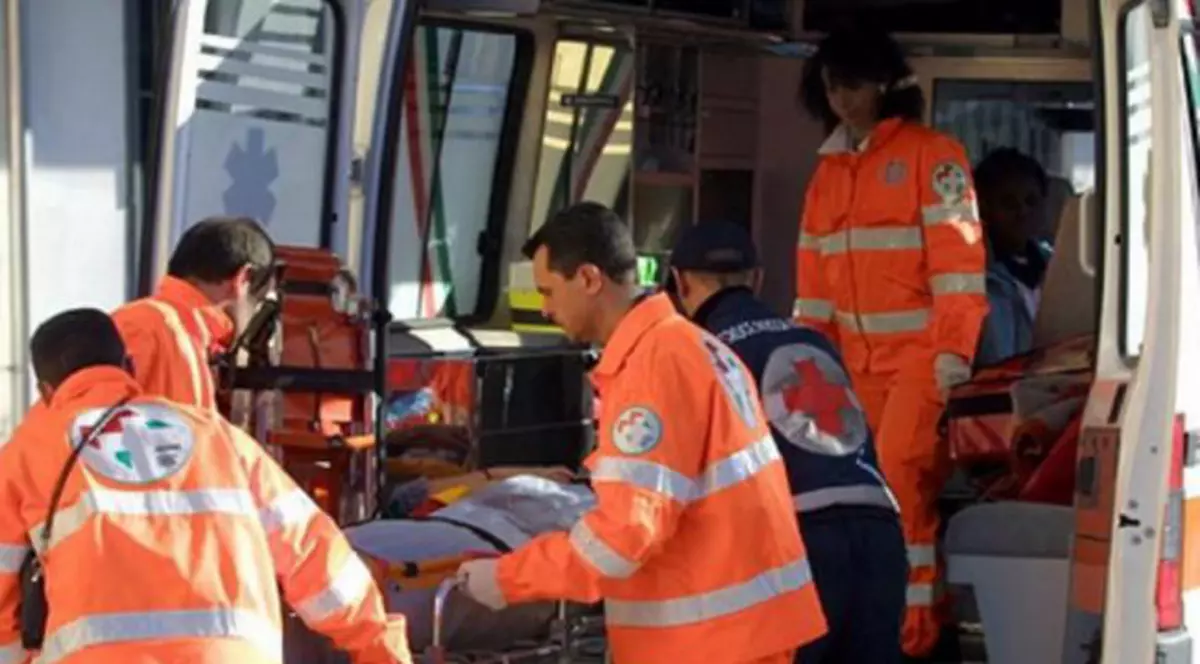 Triunghi amoros multietnic. O româncă i-a încăierat pe un italian și un dominican. Ultimul a ajuns la spital ncat într-un șanț din Italia