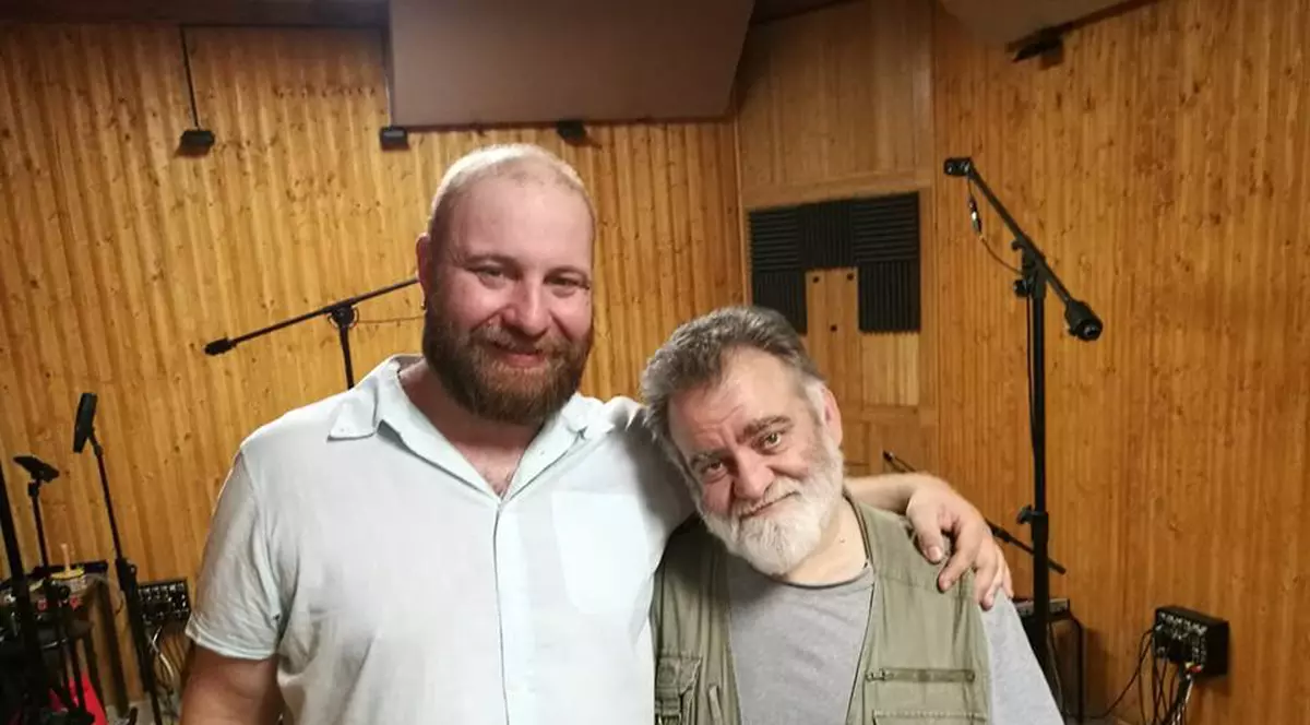 Claudiu Purcărin e unic în muzica românească: n-are zile libere și concedii și cântă cu mai multe trupe în paralel