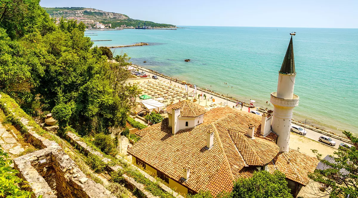 Ministrul economiei: Românii care merg în vacanță în Grecia sau în Bulgaria stau la întoarcere 14 zile în izolare