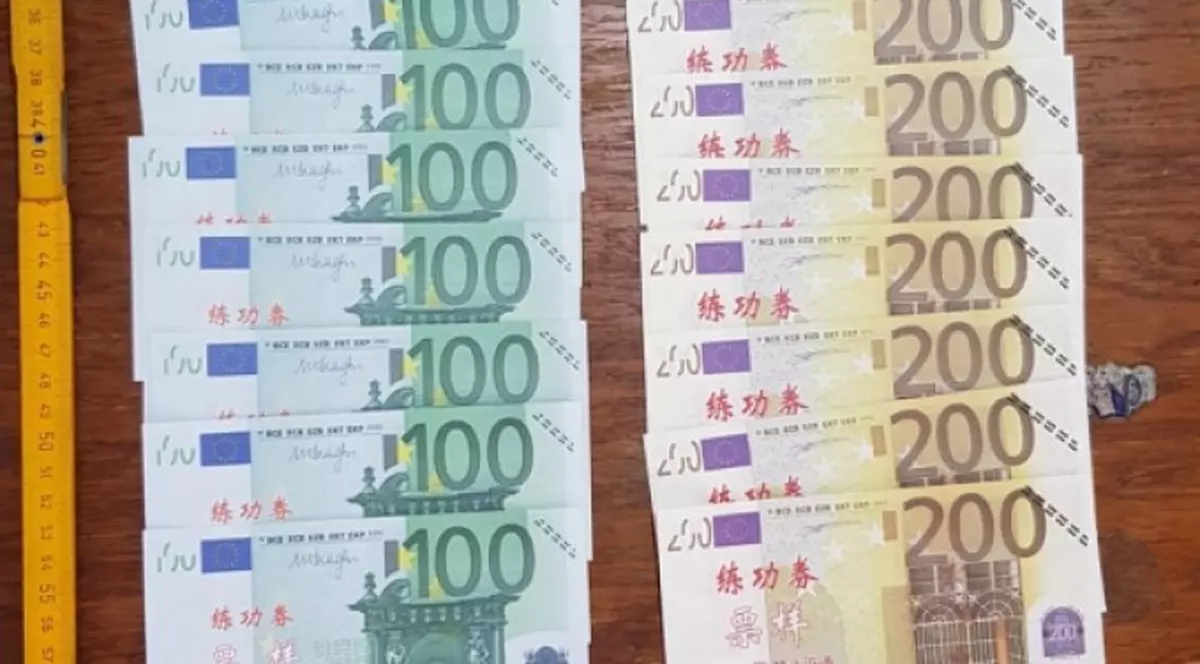 Bancnote false cumpărate de pe Internet. Un bărbat a fost arestat pentru că a încercat să le introducă în circulație