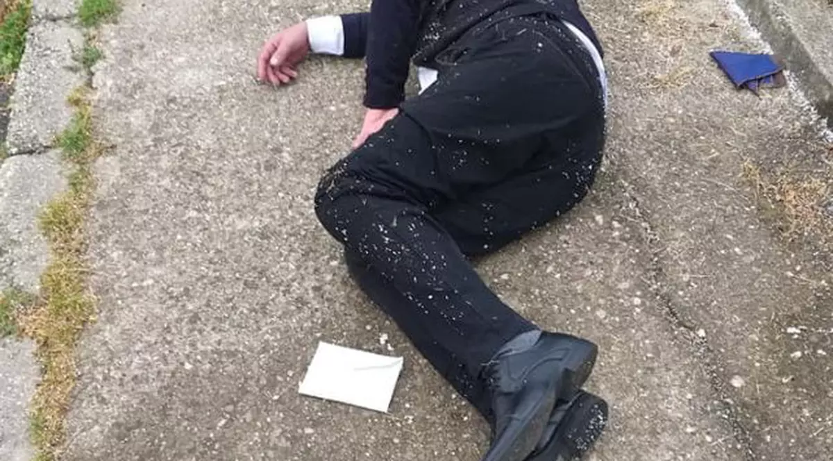 Un bărbat a fost găsit căzut pe stradă în Reşiţa, cu un plic cu bani lângă el