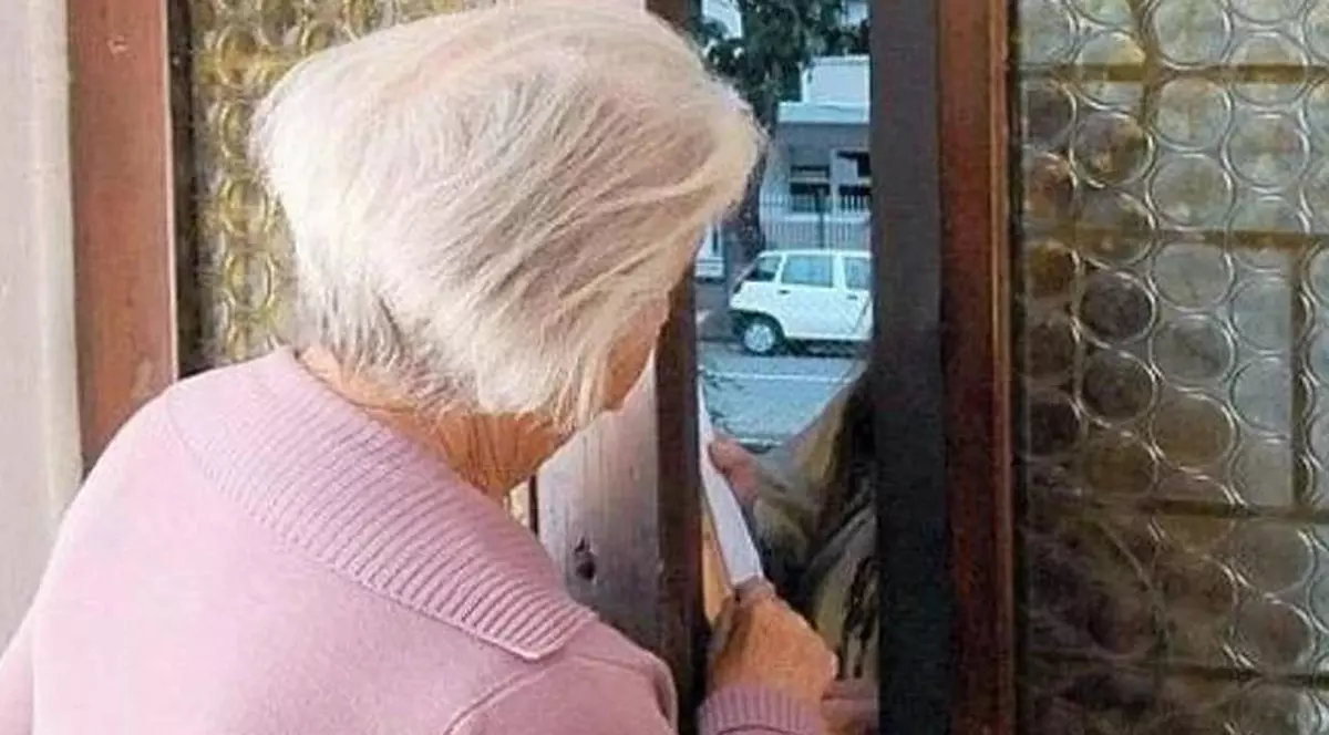 O bătrână de 91 de ani a pus pe fugă doi hoți care intraseră peste ea în casă! Cum a reușit asta