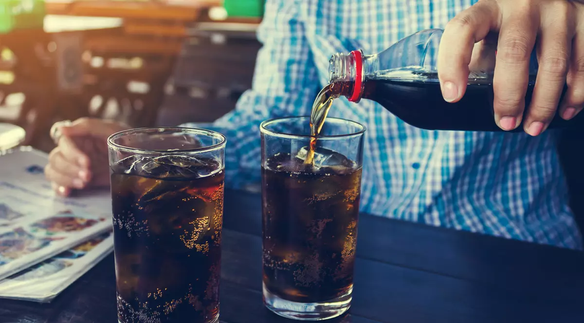 Guvernul vrea să introducă o taxă pentru băuturile răcoritoare cu mult zahăr