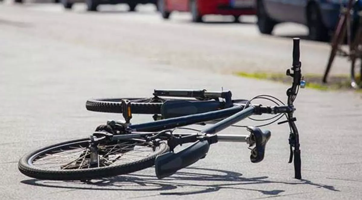 Accident grav în București. Un biciclist a murit după ce s-a lovit de un autocamion. Trafic restricționat