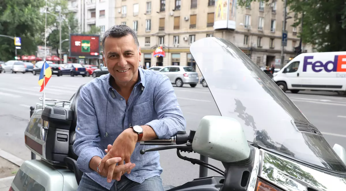 Bogdan Stanoevici face naveta pe motor. Filmează un serial la București și are spectacole pe Litoral