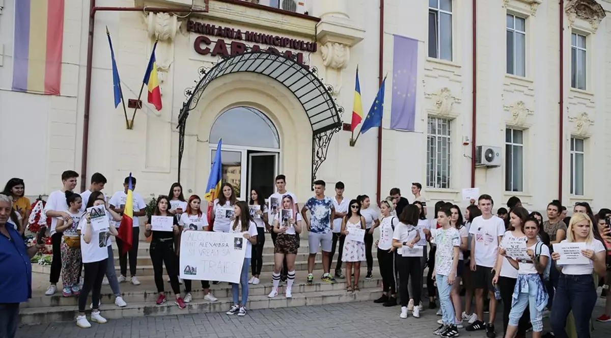 Protest al colegilor Alexandrei în fața sediilor Primăriei şi Poliţiei din Caracal. ”Poliția română: Ochi închiși și mâini la spate/ Criminali în libertate”
