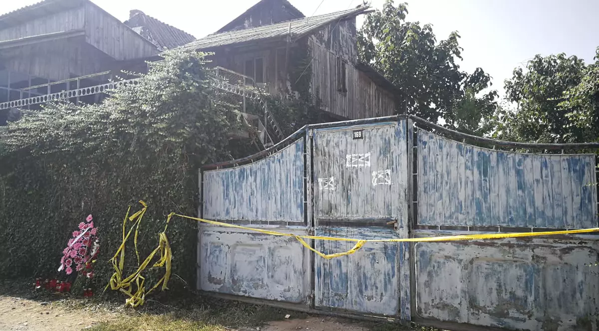 Imagini cu casa suspectului de crimă din Caracal. Vecinii spun că bărbatul nu lăsa pe nimeni în curtea lui prea mult timp