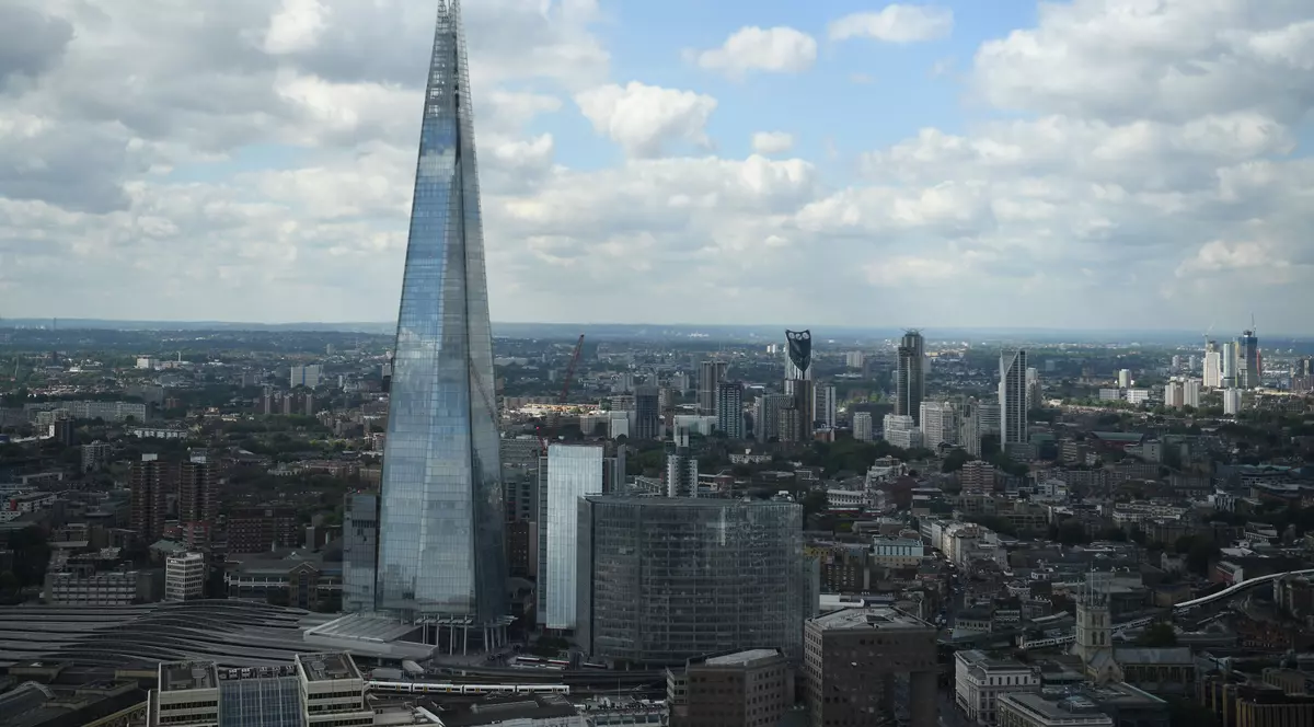 Un om a fost filmat cățărându-se în vârful celei mai înalte clădiri din Londra