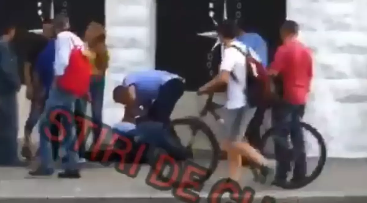 Scene halucinante în Cluj: polițiști loviți și mușcați. Intervenție de tot râsul. Un trecător i-a ajutat pe oamenii legii