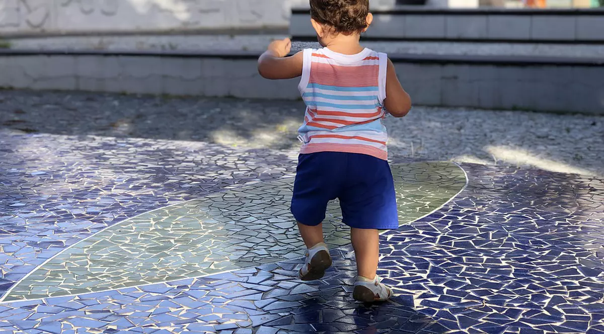 Aproape 350.000 de copii români cresc fără părinții lor