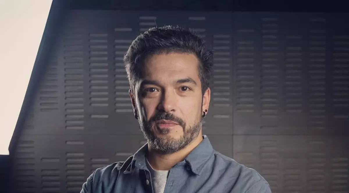 La 10 ani de la replica antologică „Trei, în p..a mea!”, dată unui reporter, Adrian Despot a devenit și el reporter! A intervievat un chitarist celebru