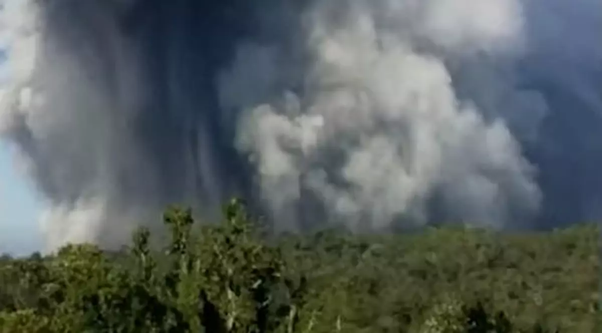 Un vulcan din provincia indoneziană Java de Vest a erupt