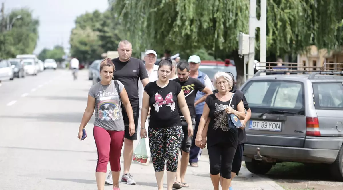 Familia Luizei Melencu, îndepărtată cu jandarmii din mulțime. Era așteptat suspectul crimelor la confruntare
