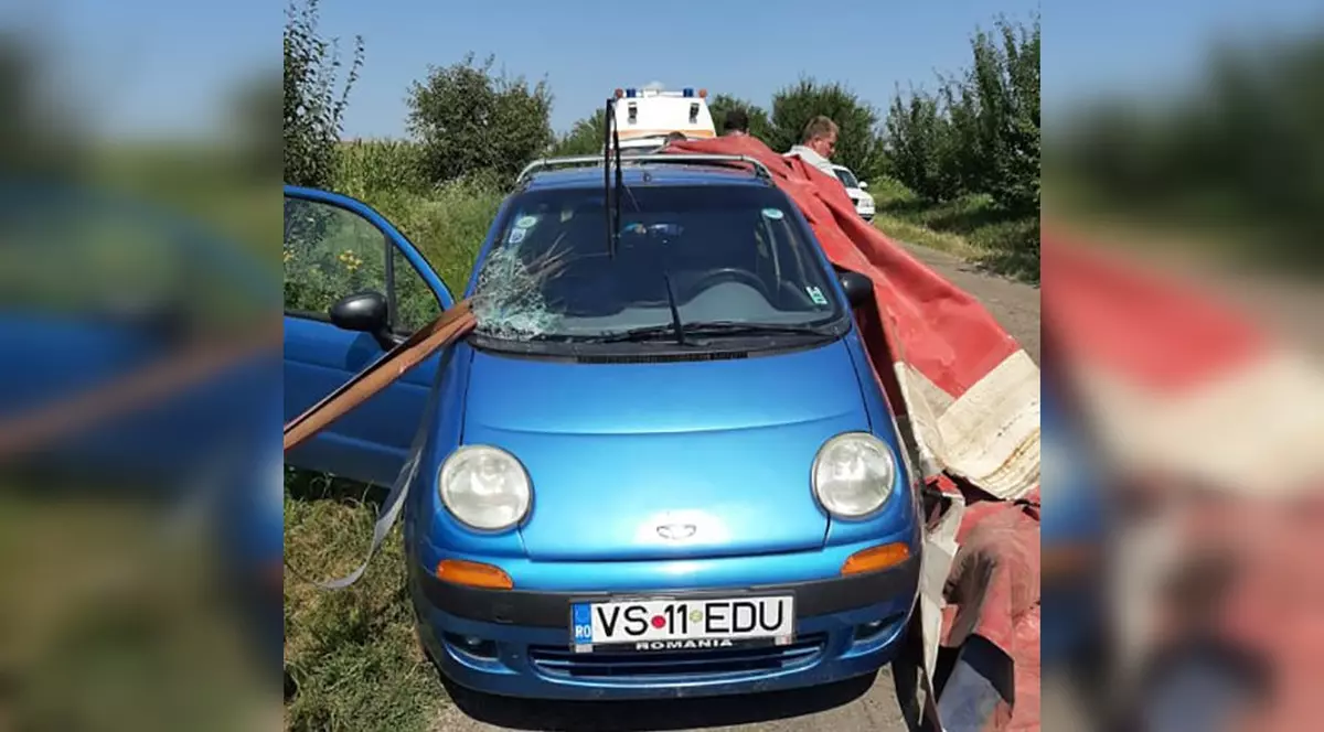 Femeie din Vaslui, la un pas de a fi decapitată de o bară căzută dintr-un camion