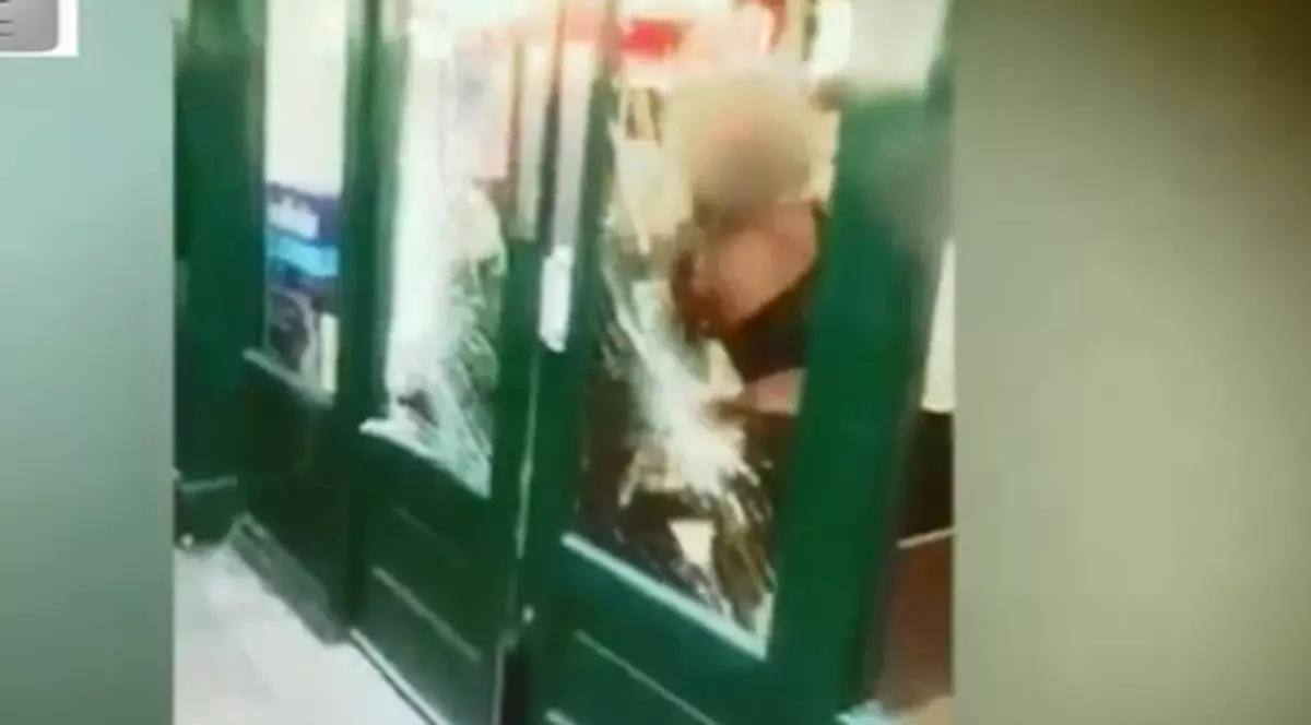 Două hoațe puștoaice au snopit în bătaie angajata unui magazin care le-a surprins în „acțiune”