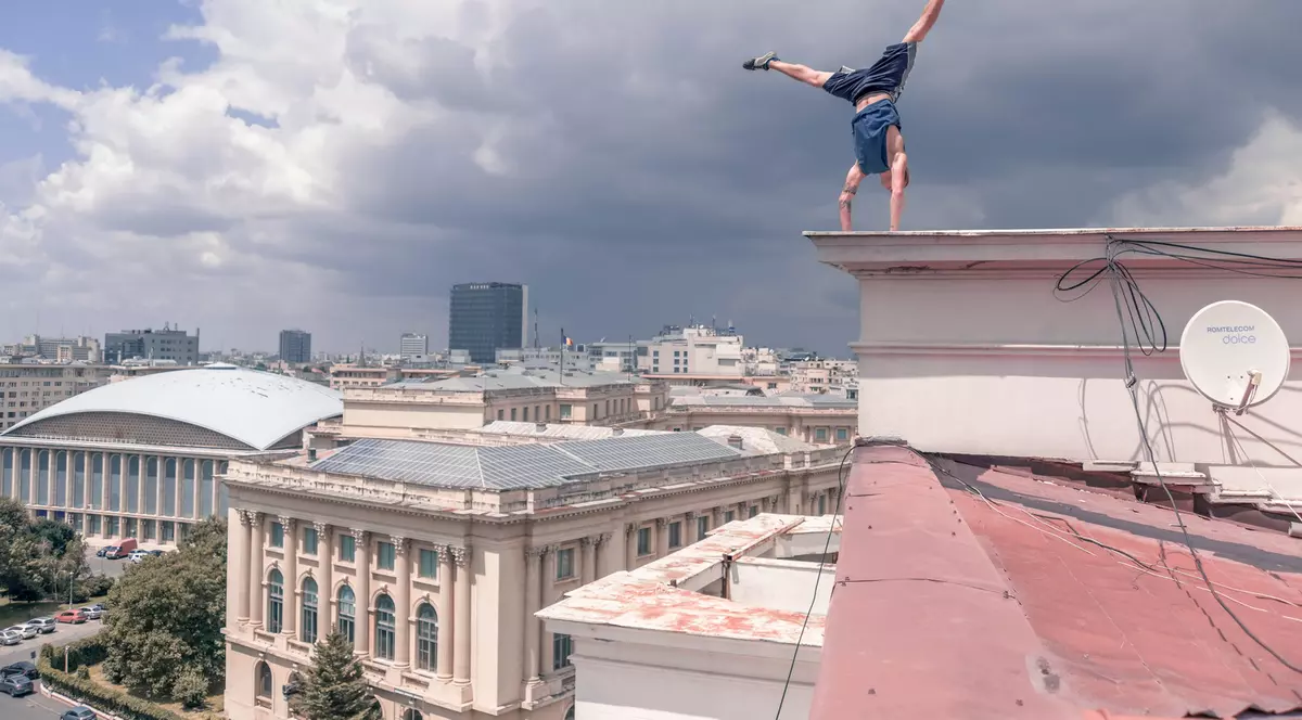 Artiști de free-running vor sfida gravitația pe clădirile din centrul Bucureștiului! Se întâmplă azi, la Festivalul Internațional de Teatru de Stradă