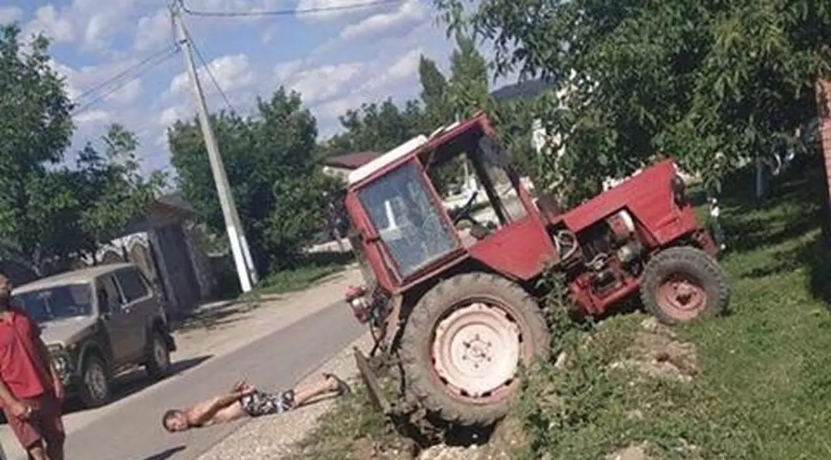 Caz șocant: un tată și fiul lui au omorât un om și au fost prinși de poliție când transportau cadavrul cu tractorul în plină zi!