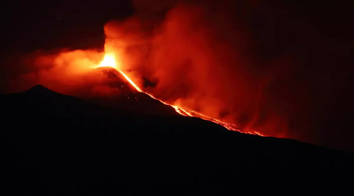 Vulcanul Etna a erupt din nou. Două aeroporturi au fost temporar închise