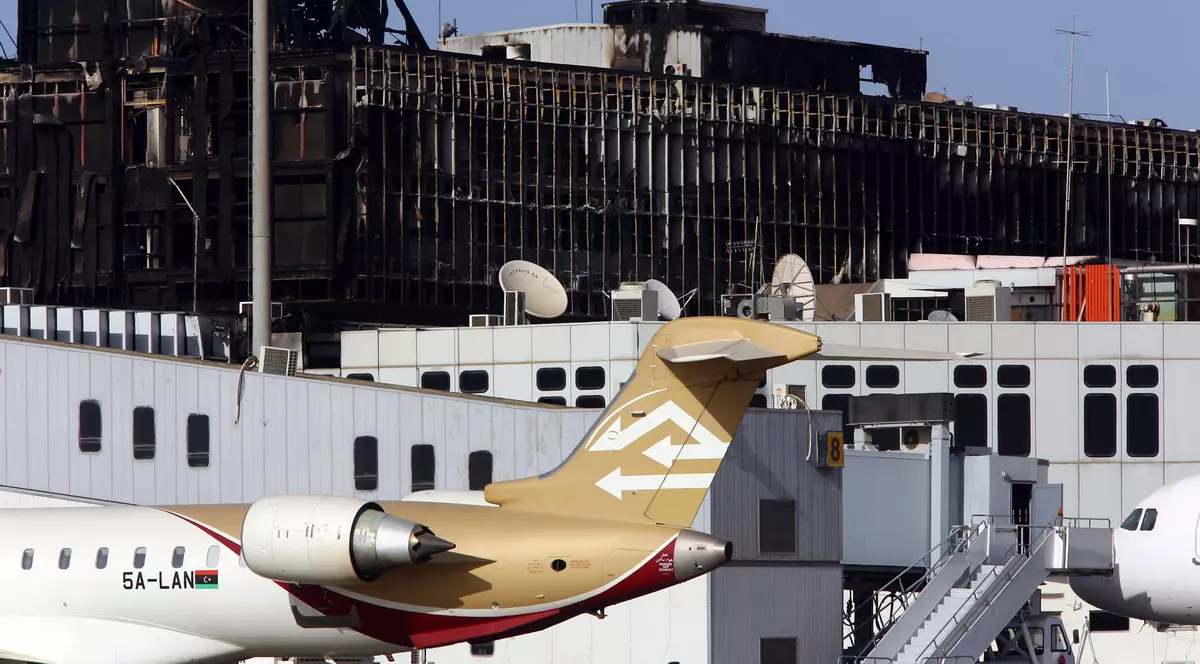 Aeroportul din Tripoli, ținta unui atac al forţelor mareşalului Haftar. Toate zborurile sunt suspendate