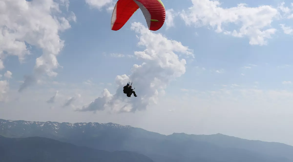 Parapantistul francez căutat în munți a fost găsit la o pensiune din Vrancea. A mers 20 de kilometri prin pădure pentru a se salva