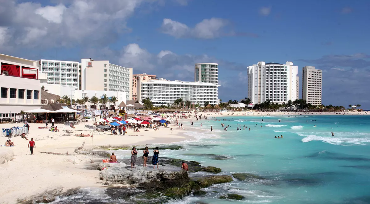 Clanul din Craiova și-a cumpărat hoteluri și case în Cancun! Procurorii DIICOT București fac percheziții și vor reține cel puțin 8 traficanți de persoane pe ruta Mexic - SUA