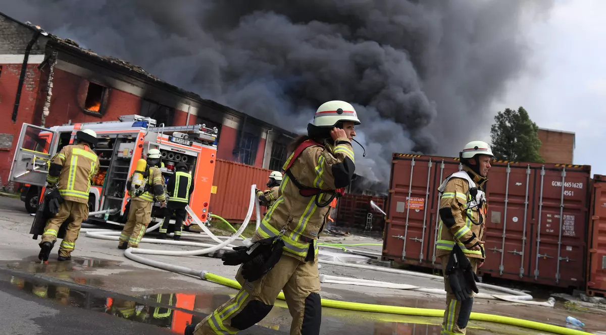 Incendiu la un centru comercial din Berlin. 150 de pompieri s-au luptat cu focul